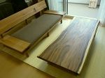 天然木のソファと一枚板テーブル