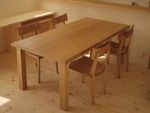 やさしい雰囲気のタモ材のテーブルとクルミ材の椅子