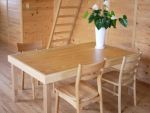 木の家に木のテーブルと椅子
