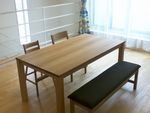 シンプルなナラ材テーブル